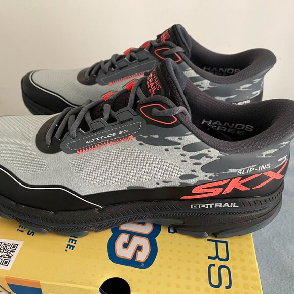 Men's Skechers Slip On Sneakers Size 11 NIB (RETAIL $145)